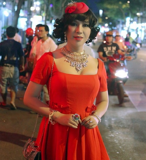 "Bà tám showbiz" Long Nhật gây "kẹt xe" trên đường phố Sài Gòn khi bất ngờ giả gái quyến rũ.