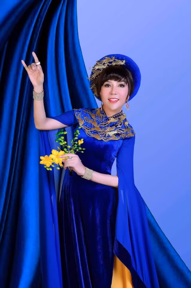 Không ít lần Long Nhật giả gái từ trên sân khấu, màn ảnh đến các sự kiện. Ảnh: Thái Nhàn.