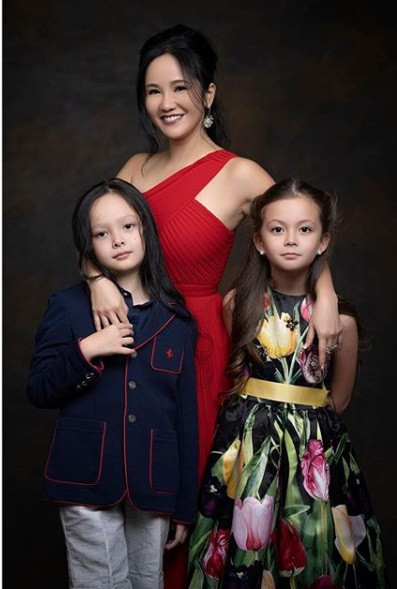 Hai con Tôm - Tép của Hồng Nhung có vẻ đẹp lai Tây khiến fan mê mẩn.