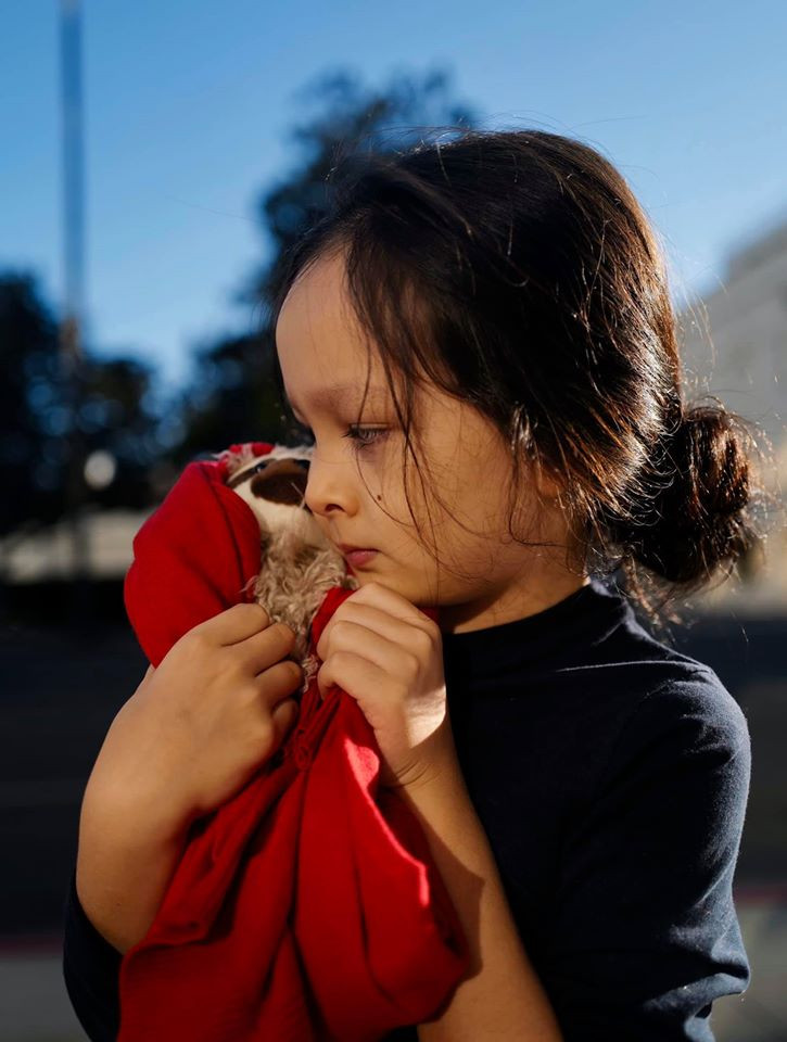 Bé Tôm trông như lãng tử nhí với mái tóc dài không kém em gái mình.