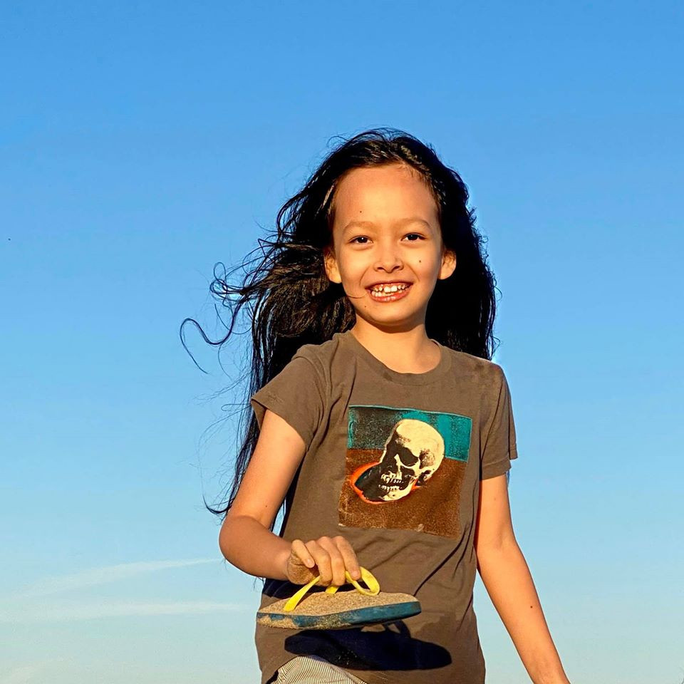 Cặp song sinh thừa hưởng nét đẹp của cả bố lẫn mẹ. Hồng Nhung và chồng cũ người Mỹ đã ly hôn nhưng vẫn giữ liên lạc để chia sẻ chuyện chăm sóc con cái.