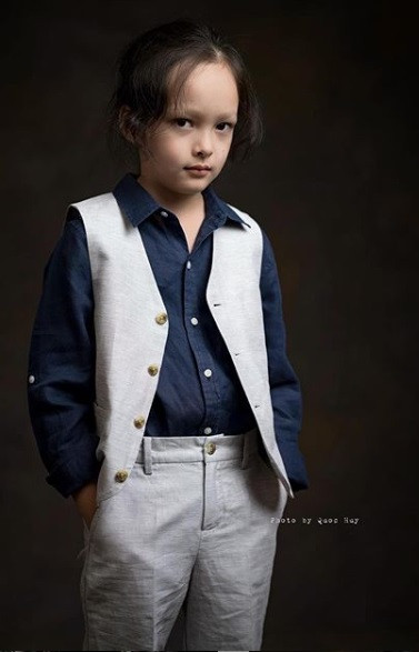 Tôm sở hữu gương mặt thần thái, được mẹ phối trang phục sành điệu và cá tính. Ảnh: Quốc Huy.