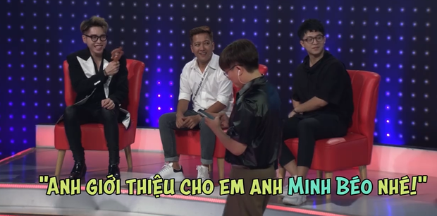 Hồi đầu năm, trong đoạn clip hậu trường "Giọng ải giọng ai" được lan truyền, ông xã Hari Won gây khó chịu khi gán ghép Đức Phúc với Minh Béo. Mặc đàn em chỉ biết cười trừ, Trấn Thành còn bồi thêm: “Không chịu à, em làm sao thế? Trải nghiệm vậy mới sướng".