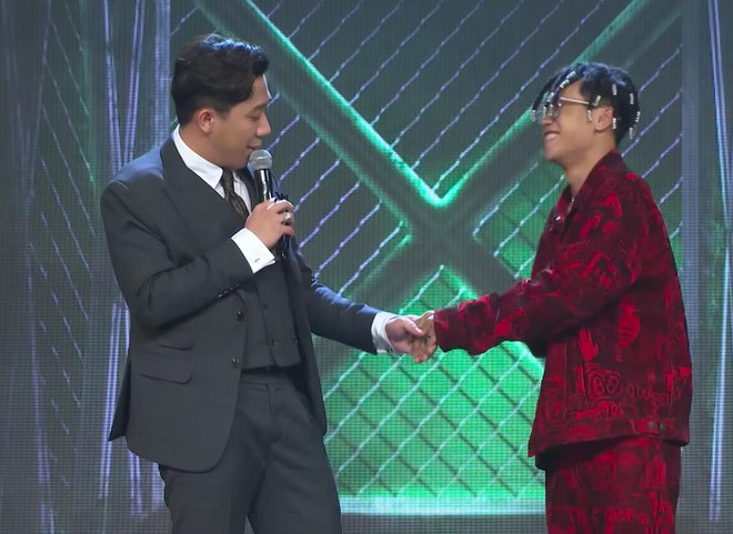 Thậm chí, nam MC của chương trình còn bị chê vô duyên khi liên tục nhắc đến tên tình cũ của Hari Won vì mục đích gây cười.