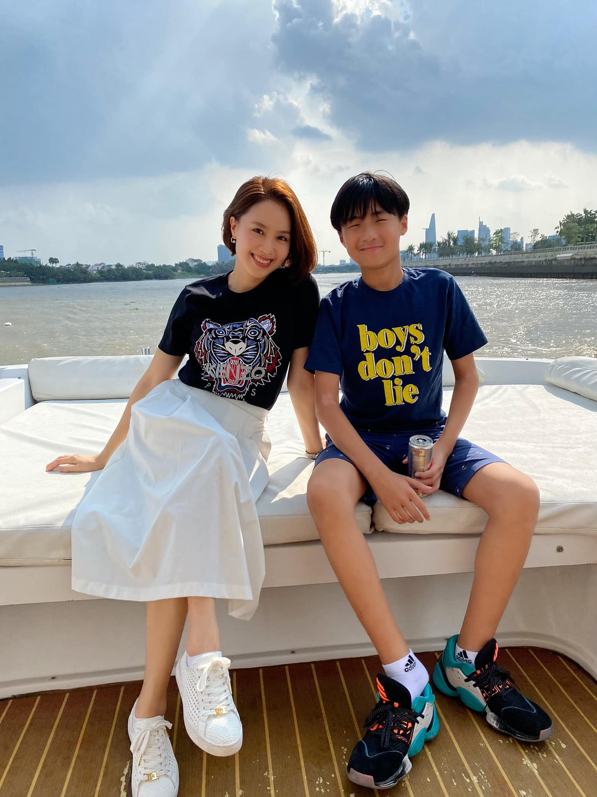 Hai con của Hồng Diễm đều thừa hưởng những nét đẹp từ cha mẹ.