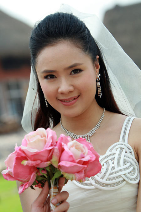 Nữ diễn viên lấy chồng và sinh con trai đầu lòng ở tuổi 25. Sau thành công với vai diễn trong phim "Cầu vồng tình yêu" (2011), Hồng Diễm tạm ngưng đóng phim để sinh con thứ hai và làm tròn bổn phận của người phụ nữ trong gia đình.