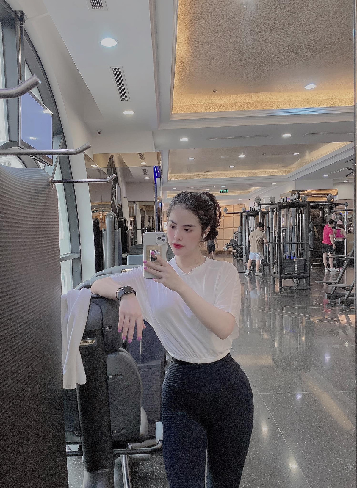 Vợ cũ Việt Anh ngày càng xinh đẹp, quyến rũ sau ly hôn. Mới đây, vợ cũ của Việt Anh còn vướng ồn ào khẩu chiến với Hồng Quế.