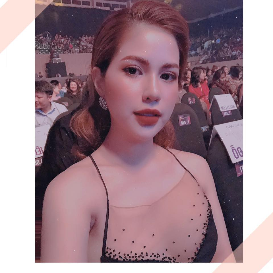 Sau ly hôn, vợ cũ Việt Anh cũng không ít lần vướng nghi vấn có người mới. Tuy nhiên, mới đây trên trang cá nhân, Hương Trần tiết lộ: "Đính chính vẫn đang ế, các anh bắn tim đi em nhận hết".