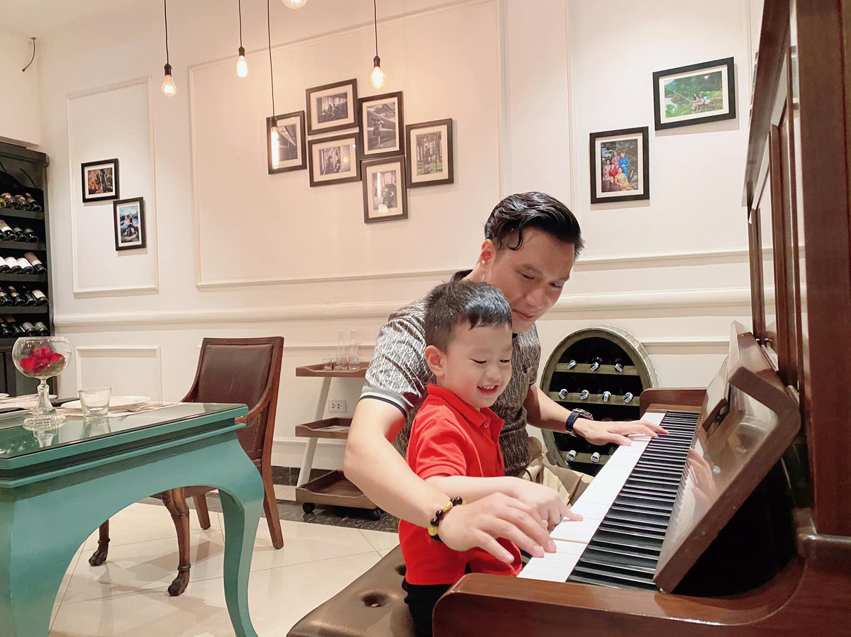 Nhưng vì con, Hương Trần cho biết cô và chồng cũ sẽ cùng nhau chăm sóc cho Đậu Đậu, cũng có thể ngồi ăn chung vì con trai.