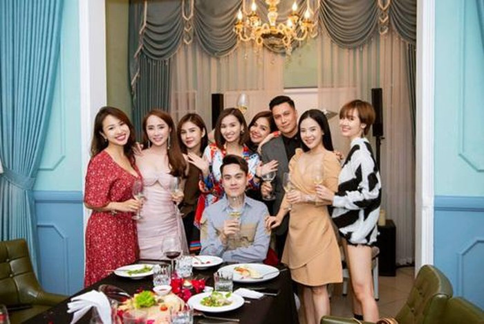 Việt Anh dành thời gian tận hưởng cuộc sống độc thân bên hội bạn thân đình đám. Sự thân thiết giữa Việt Anh và Quỳnh Nga khiến cả hai vướng nhiều tin đồn hẹn hò.