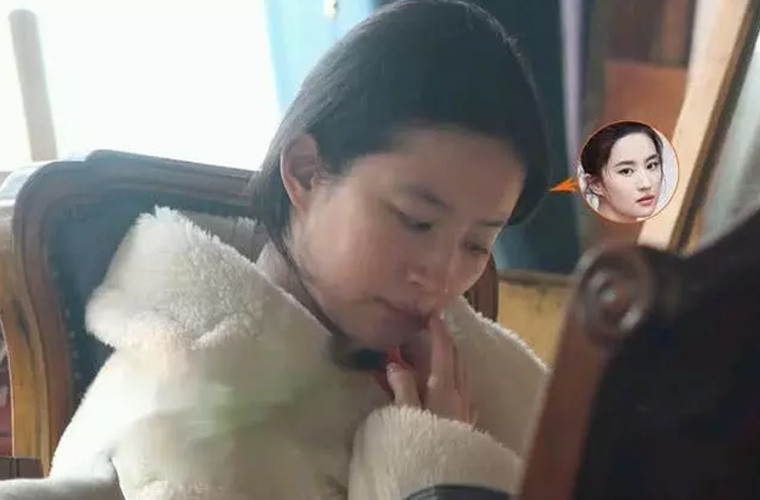 Tuy nhiên, thời gian gần đây, hình ảnh của ngôi sao Hoa ngữ xuống sắc thấy rõ, cô già đi nhiều và béo hơn trước.