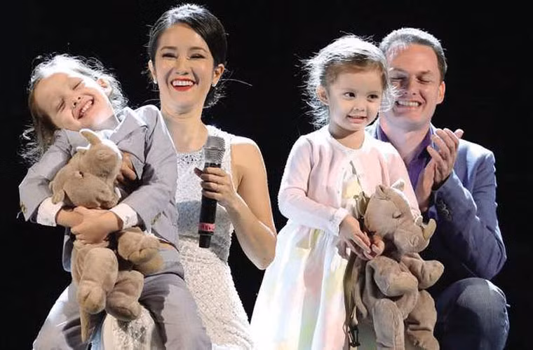 Hồng Nhung và chồng người Mỹ Kevin Gilmore chính thức chia tay vào năm 2007. Sau ly hôn cả hai cùng nhau chăm sóc hai con sinh đôi, bé Tôm – Tép.