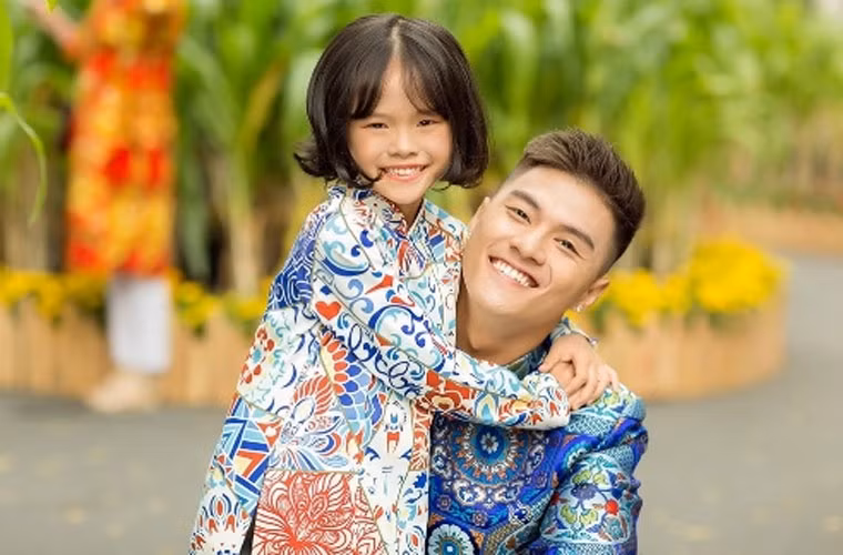 Theo quyết định của tòa án, mỗi tháng Lâm Vinh Hải chu cấp cho con 5 triệu đồng. Nhưng anh này lấy lý do còn nhiều gánh nặng nên đề nghị vợ cũ cho giảm xuống còn 3 triệu đồng/tháng tính từ tháng 9/2017.