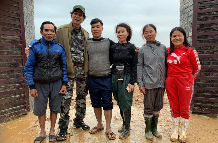 Hai bố mẹ Hồ Ngọc Hà cùng đi cứu trợ bà con vùng lũ miền Trung.