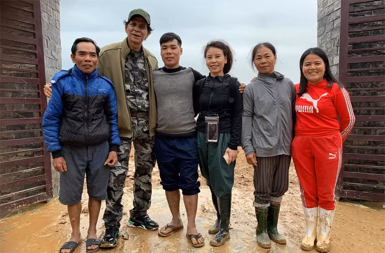 Hai bố mẹ Hồ Ngọc Hà cùng đi cứu trợ bà con vùng lũ miền Trung.