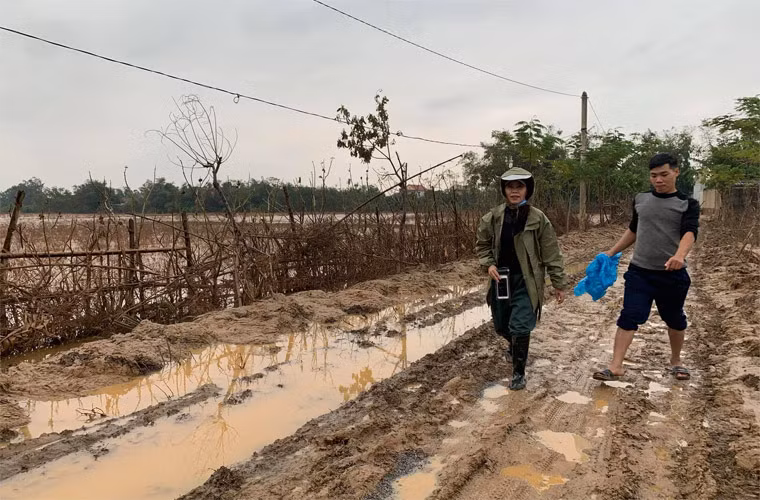 Bà không quản khó khăn, dốc sức đi và làm được nhiều việc nhất có thể để giúp bà con vùng lũ.