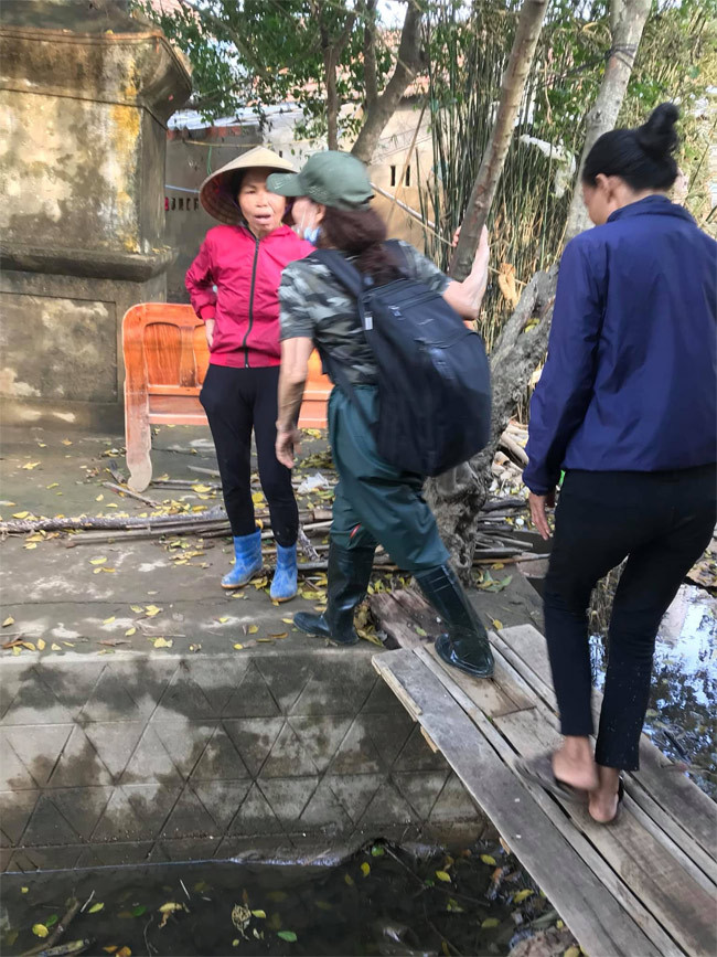 “Mạ tui “mất tích” cả tuần nay, bỏ bê tui. Hỏi ra mới biết ngụp lặn các kiểu ở miền Trung đi trao quà trao tiền, mình hỏi cho mỗi nhà 20 ngàn đồng hay sao mà mãi chưa hết. Hóa ra bạn Trấn Thành đã gửi 1 tỷ, rồi gửi thêm tổng cộng hơn 3 tỷ. Hèn chi, vẫn miệt mài mà mọi người âm thầm im lặng quá", Hồ Ngọc Hà viết.