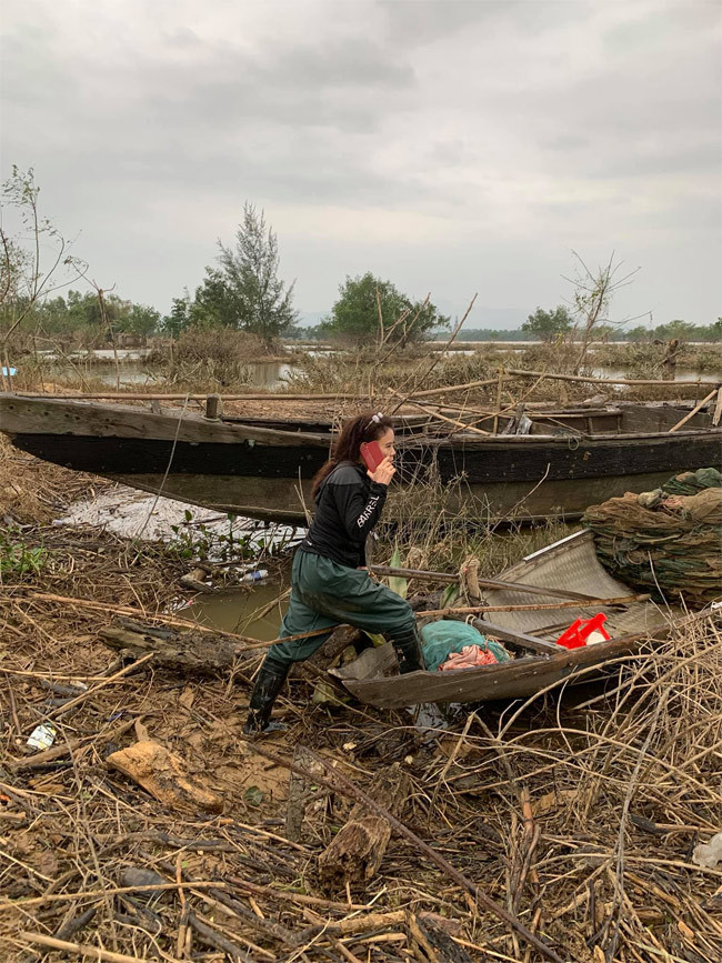 Mặc dù tuổi đã cao, nhưng khi nhận trọng trách mà Trấn Thành và mọi người trao cho mình, bà Ngọc Hương không ngại xông pha vào vùng nước lũ.