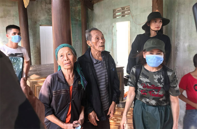 Mẹ Hồ Ngọc Hà thay mặt con gái đang bầu bí sắp tới ngày sinh để đi cứu trợ miền Trung.