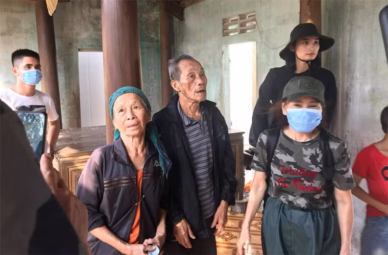 Mẹ Hồ Ngọc Hà thay mặt con gái đang bầu bí sắp tới ngày sinh để đi cứu trợ miền Trung.