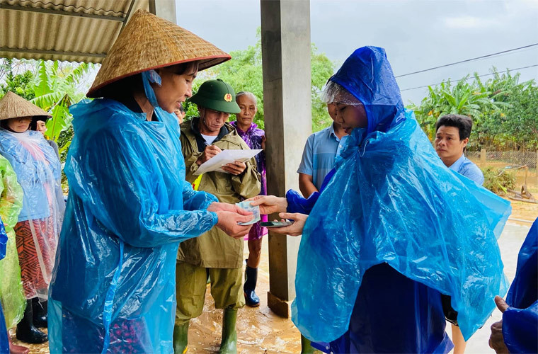 Mẹ Hồ Ngọc Hà tới trao quà và tiền cho người dân ở Quảng Bình, Quảng Trị, Huế...
