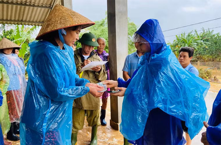 Mẹ Hồ Ngọc Hà tới trao quà và tiền cho người dân ở Quảng Bình, Quảng Trị, Huế...