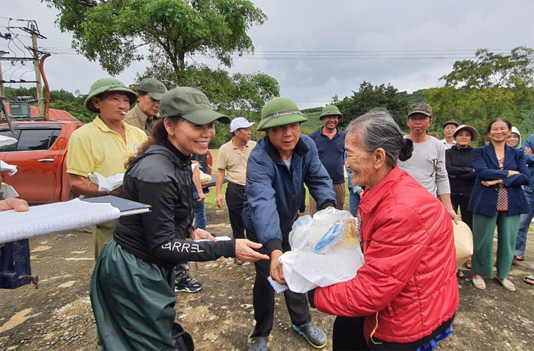 Mặc dù đã 63 tuổi nhưng bà Ngọc Hương vẫn rất nỗ lực các hoạt động cứu trợ.