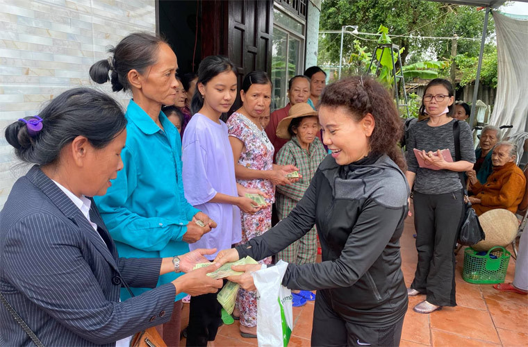 Mới đây trên trang cá nhân, Hồ Ngọc Hà than mẹ đã "mất tích" cả tuần vì đi cứu trợ.