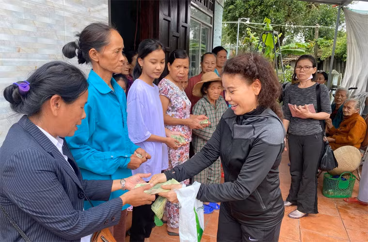 Mới đây trên trang cá nhân, Hồ Ngọc Hà than mẹ đã "mất tích" cả tuần vì đi cứu trợ.