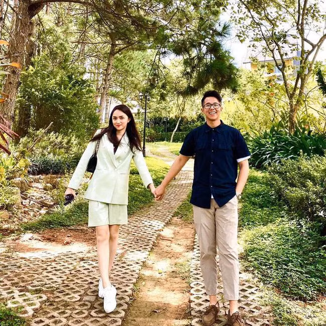 Dù tình yêu mới chớm nở đã gặp sóng gió nhưng các fan của Hương Giang hy vọng cả hai sẽ có một cái kết viên mãn.