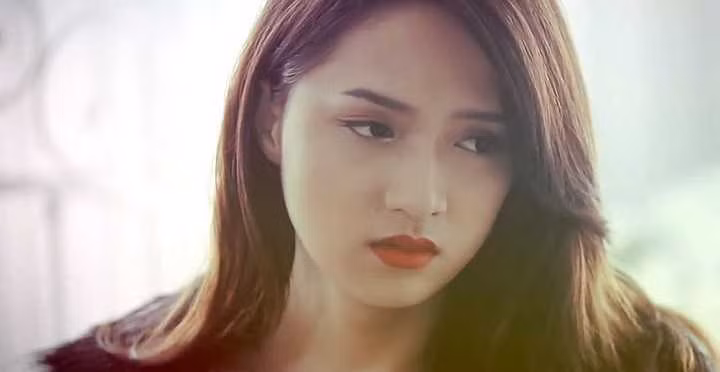 Nhưng bất ngờ lớn nhất trong cuộc đời Hương Giang có lẽ là chuyện một ông hiệu trưởng khá giả của một trường đại học ở Hà Nội rất thích và có cảm tình với cô. Thế nhưng khi biết được Hương Giang là người chuyển giới, người ấy chủ động kết thúc và coi cô như bạn bè.