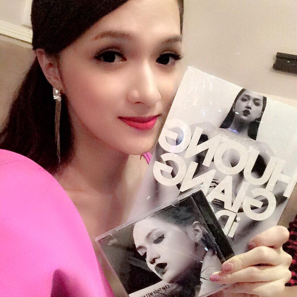 Hương Giang từng tâm sự trong cuốn tự truyện của mình về 2 người đàn ông cô quen biết trước khi nổi tiếng. Đó là một doanh nhân thành đạt, lịch lãm, chỉ thích người giả gái dù bản thân yêu phụ nữ. Nhưng mối quan hệ ấy cũng kết thúc chỉ sau vài tuần, bởi theo Hương Giang chia sẻ: "Thời gian trôi qua, mình vẫn thấy không hạnh phúc vì họ chả có nhu cầu yêu mà chỉ thích được nhìn ngắm con người giống mình".