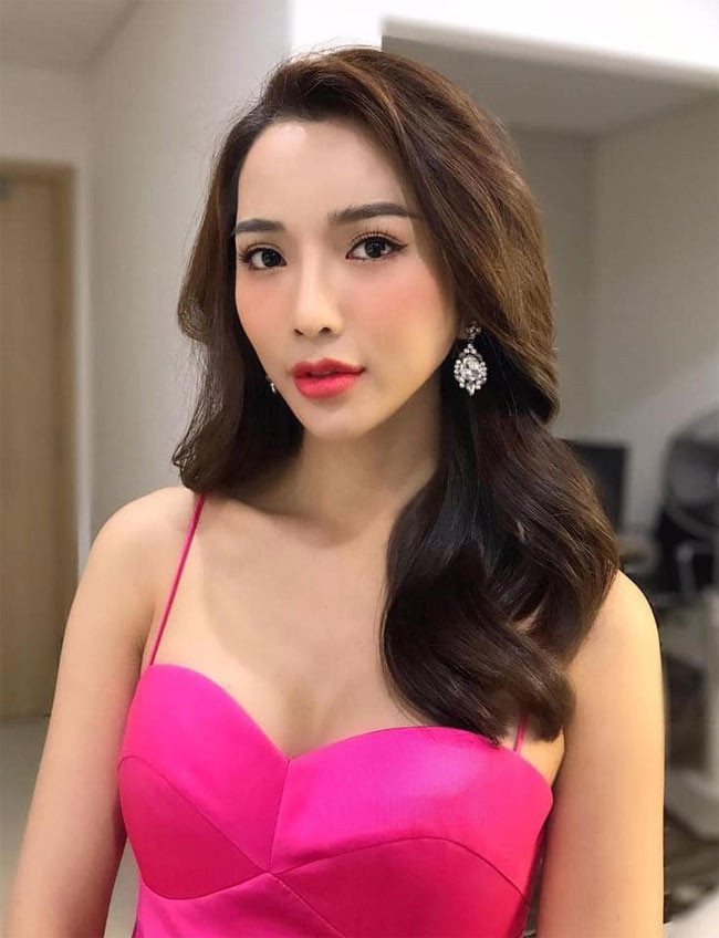 Mới đây, cô còn tham gia đóng nữ chính trong bộ phim web “Chàng phi công của em” do chính chồng mình, ca sĩ Ưng Hoàng Phúc sản xuất.