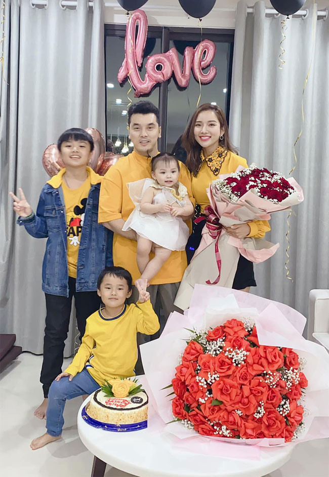 Tuy nhiên thời gian đã trả lời cho tất cả, giờ đây gia đình Kim Cương và Ưng Hoàng Phúc vô cùng hạnh phúc, viên mãn khiến nhiều người phải ngưỡng mộ.