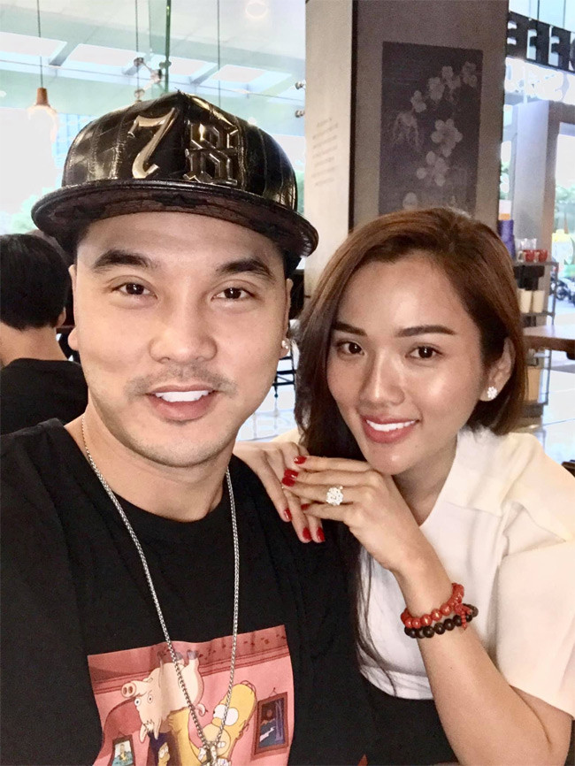 Năm 2011 người đẹp Cần Thơ hẹn hò với nam ca sĩ Ưng Hoàng Phúc nhưng đến năm 2014 mới công khai mối quan hệ.