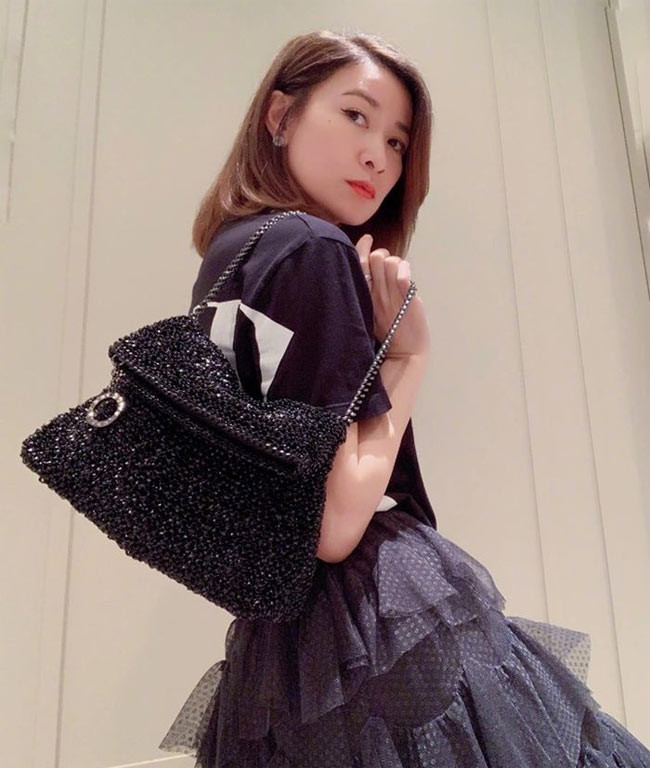 Kiếm được tiền nên Xa Thi Mạn cũng tiêu xài không tiếc tay. Cô sở hữu rất nhiều món đồ hàng hiệu của các thương hiệu hàng đầu thế giới như: Hermes, Bally, Fendi Kan U, Valentino... đi xe sang ở nhà biệt thự.