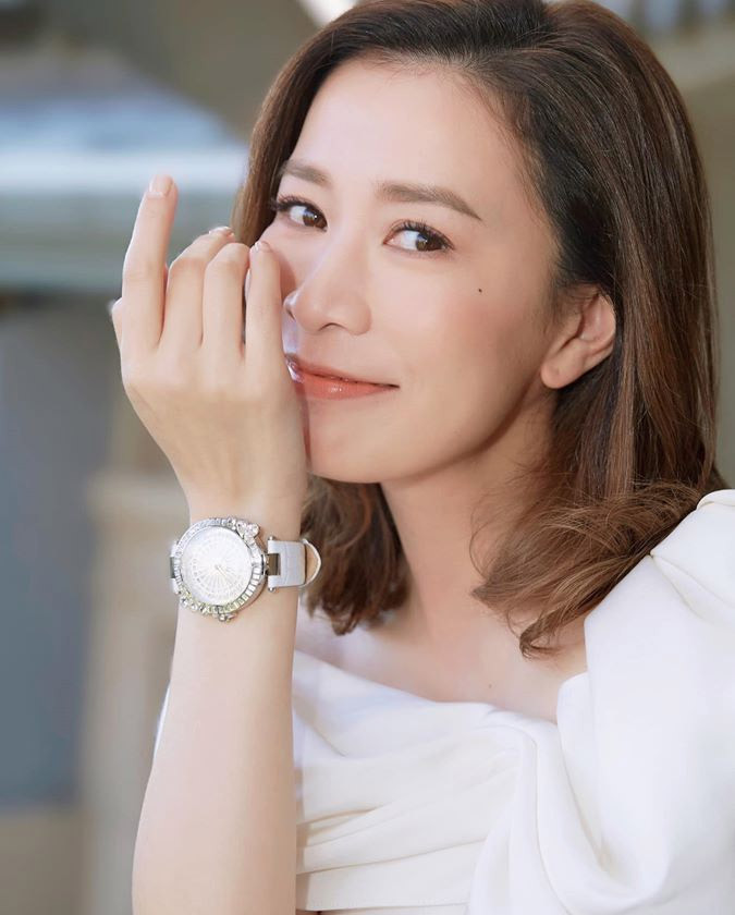 Không những thế, ngôi sao TVB còn là nữ hoàng quảng cáo và là gương mặt đại diện cho nhiều sản phẩm. Từ năm 2016, Xa Thi Mạn đã rời TVB sang Đại lục phát triển sự nghiệp và mở công ty riêng.