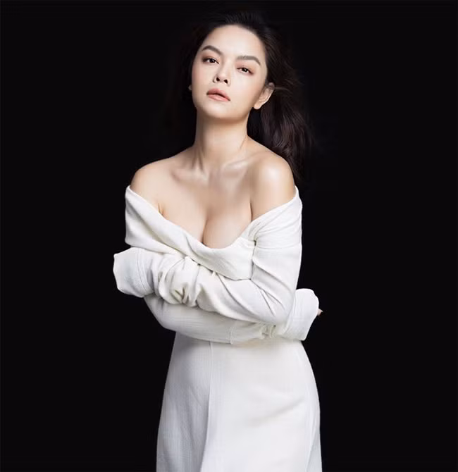 Sau ly hôn, Quỳnh Anh không than vãn, không kể lể, chỉ lặng lẽ trở lại với showbiz bằng những sản phẩm âm nhạc mới của mình.