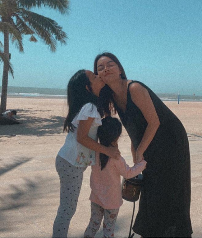 Nhờ những nỗ lực mà nữ ca sĩ tự chủ về tài chính và không ngại chi tiền cho hai con gái yêu. Để tránh dịch COVID-19, Quỳnh Anh cho hai con gái tới nghỉ tại một khu nghỉ dưỡng 5 sao với giá phòng hơn chục triệu/đêm.