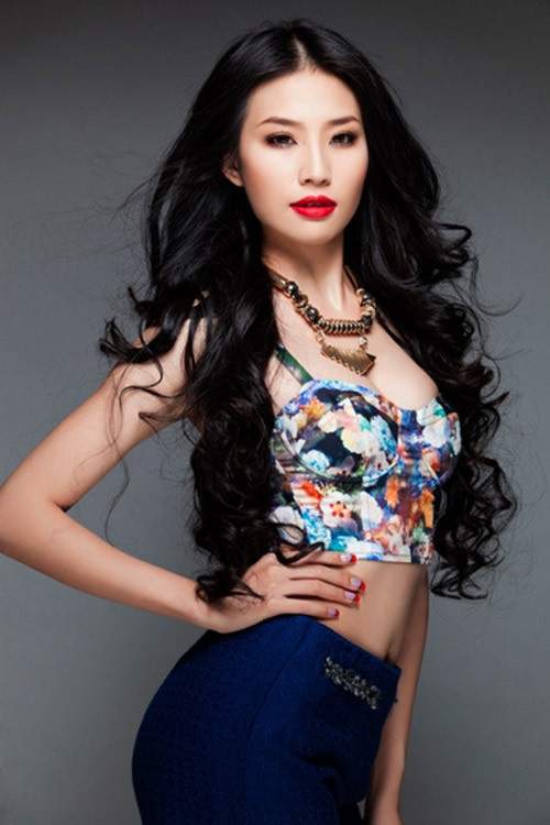 Sau 4 năm ở ẩn, năm 2012, Minh Thư trở lại showbiz với vai trò người mẫu nhưng không thành công. Á hậu 1 cuộc thi Hoa hậu Việt Nam 2008 cho biết trong thời gian im hơi lặng tiếng, cô trải qua cuộc sống khó khăn vì người thân lâm bệnh nặng.