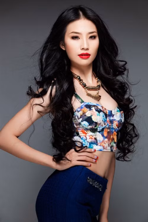 Sau 4 năm ở ẩn, năm 2012, Minh Thư trở lại showbiz với vai trò người mẫu nhưng không thành công. Á hậu 1 cuộc thi Hoa hậu Việt Nam 2008 cho biết trong thời gian im hơi lặng tiếng, cô trải qua cuộc sống khó khăn vì người thân lâm bệnh nặng.