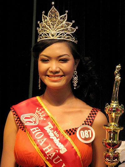 Ngoài ra, cô còn bị phản đối vì lộ bằng chứng chưa tốt nghiệp trung học phổ thông, bỏ học từ năm lớp 12, cùng nghi vấn làm giả học bạ. Cuối cùng, Thuỳ Dung buộc phải trở lại trường để học nốt cấp 3.