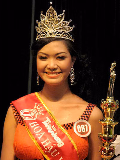 Ngoài ra, cô còn bị phản đối vì lộ bằng chứng chưa tốt nghiệp trung học phổ thông, bỏ học từ năm lớp 12, cùng nghi vấn làm giả học bạ. Cuối cùng, Thuỳ Dung buộc phải trở lại trường để học nốt cấp 3.