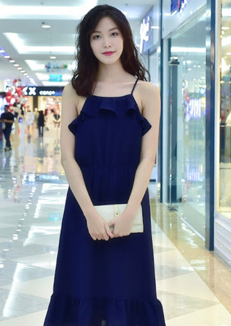 Có lẽ vì thế mà Thùy Dung không chọn showbiz để dấn thân như các hoa hậu, á hậu, mà sống khá khép kín. “Người ta nhận xét tôi an toàn là đúng đấy! Ngay chính bản thân tôi cũng tự thấy mình nhạt. Nhưng, tính tôi vốn thích cuộc sống êm ả, ghét sự ồn ào, xô bồ, không thích xuất hiện chỗ đông người. Tôi cảm thấy hơi bất tiện, thiếu tự nhiên khi đi tới đâu cũng có người để ý, soi mói”.