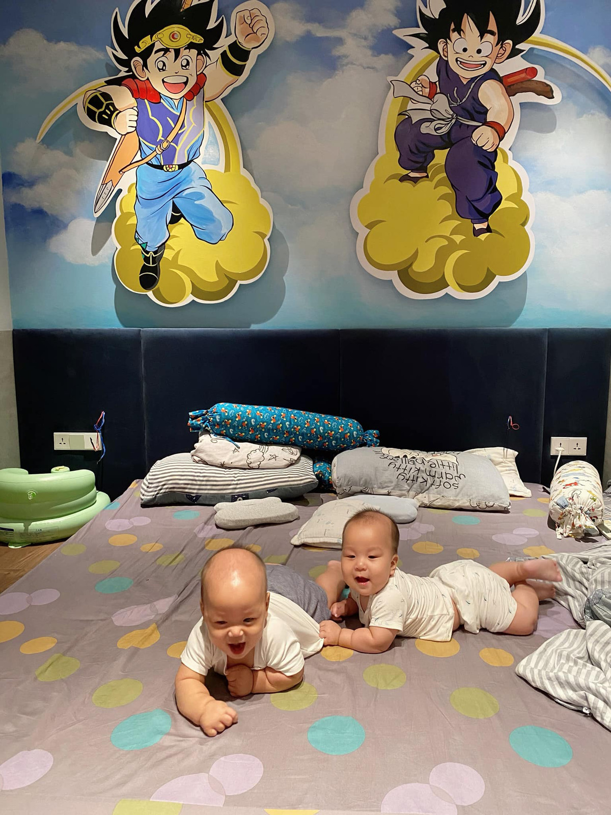  Cặp "heo vàng" nhà MC Thành Trung được nết ăn, nết ngủ nên đều bụ bẫm, đáng yêu.