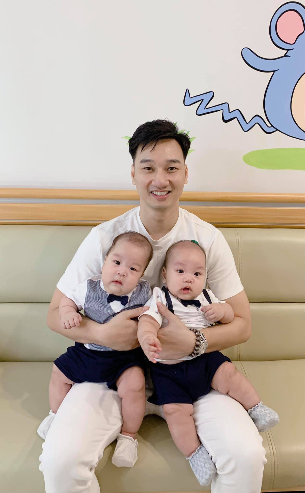 Cặp quý tử của MC Thành Trung và Ngọc Hương có tên ở nhà là Goku và Daino, một bé giống mẹ, một bé lại là bản sao của bố.