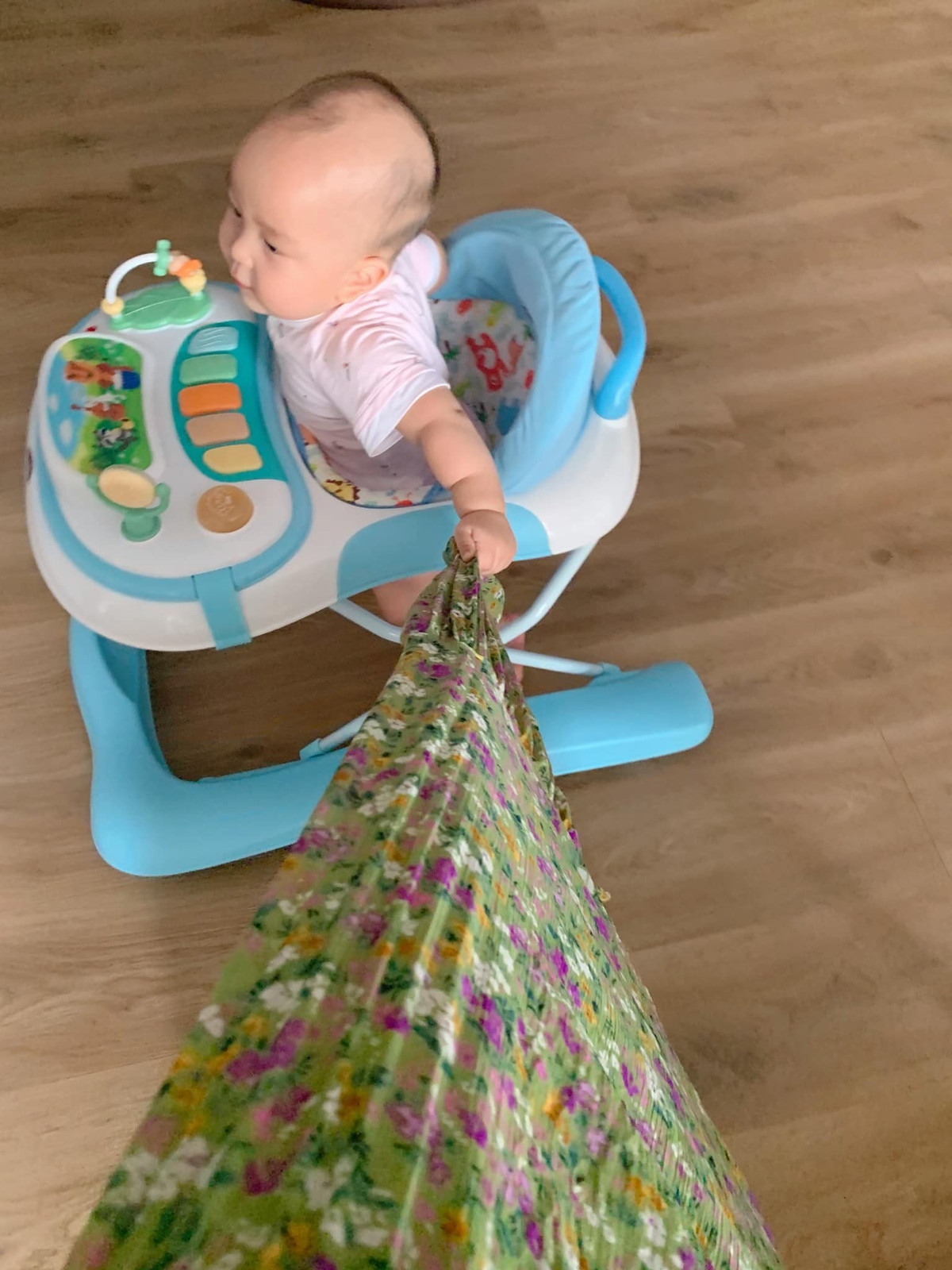 Đặc biệt là rất thích... bám váy mẹ!