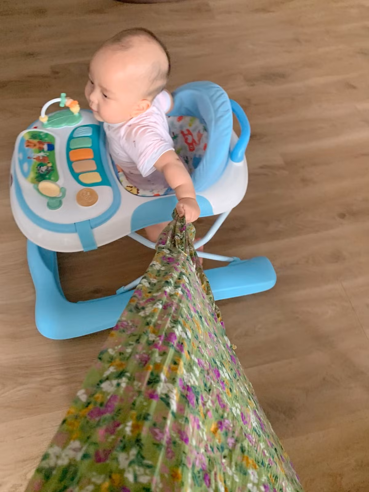 Đặc biệt là rất thích... bám váy mẹ!