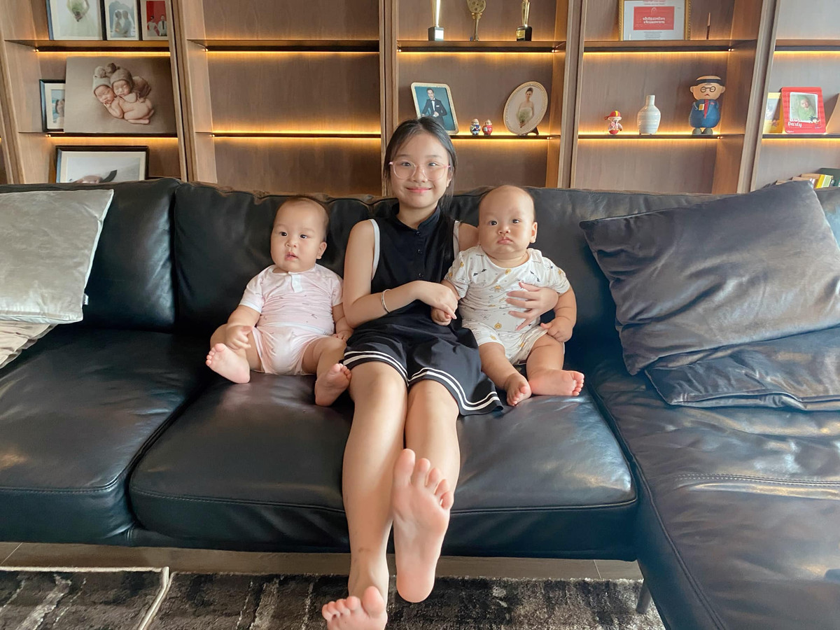 Con gái đầu của nam MC và vợ cũ Thu Phượng năm nay 10 tuổi cũng rất yêu hai em. Nam MC bày tỏ: "Ba rất vui và tự hào khi con đã chọn yêu thương, nhường nhịn, vui vẻ trong tính cách của mình đến lúc này".