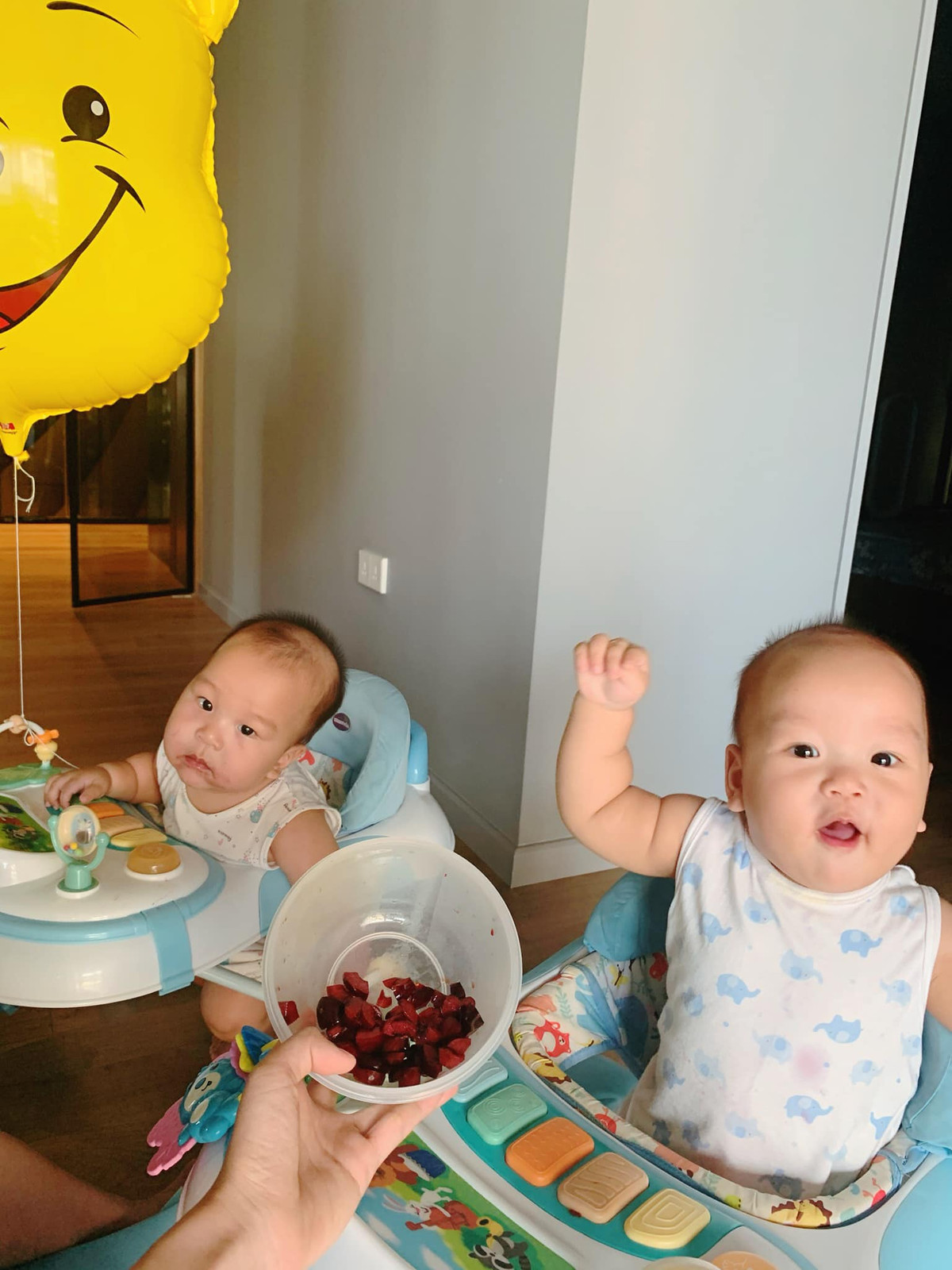 Con đang tuổi ăn dặm nên bà xã MC Thành Trung cho ăn đa dạng, kết hợp với hoa quả như thanh long, chuối, nho, cherry...